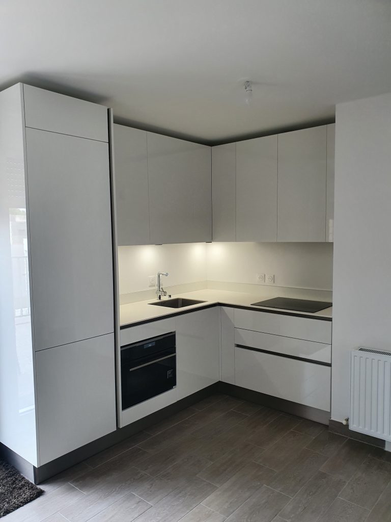Cuisine Moderne en L – Blanc Brillant et Meubles Grande Hauteur Découvrez cette cuisine design en forme de L, alliant élégance et fonctionnalité. Avec ses façades blanches brillantes, elle apporte une luminosité exceptionnelle et un style contemporain à votre espace. Les meubles grande hauteur optimisent le rangement tout en facilitant l’accès, pour une organisation parfaite et un maximum de praticité. Idéale pour les espaces ouverts ou les cuisines qui veulent allier modernité et confort, cette cuisine est personnalisable selon vos besoins. Points forts : Finition blanc laqué brillante, facile à entretenir Meubles grande hauteur pour un rangement optimisé Plan de travail spacieux et ergonomique Agencement en L pour une circulation fluide Transformez votre cuisine en un véritable lieu de vie élégant et fonctionnel grâce à notre savoir-faire.