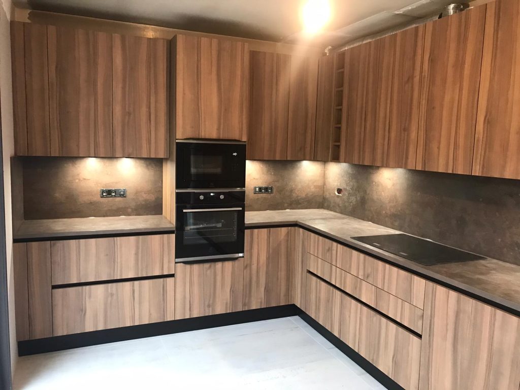 Cuisine en L en bois – Élégance naturelle et fonctionnalité sur mesure Découvrez cette cuisine en L au design chaleureux, entièrement conçue en bois pour une atmosphère authentique et conviviale. Ses lignes épurées et ses finitions soignées allient esthétique et praticité, offrant un espace de travail optimisé et agréable au quotidien. Idéale pour les amateurs de matières naturelles et de rangements astucieux, cette cuisine allie charme intemporel et modernité.