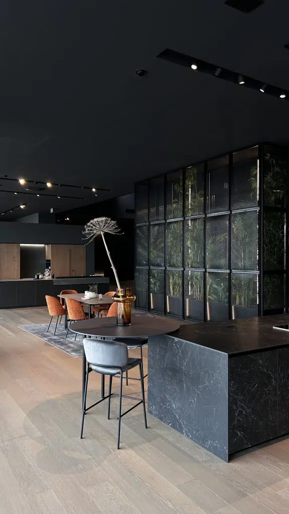 Pour vous garantir une cuisine à la pointe des tendances et de la qualité, nous sélectionnons méticuleusement nos partenaires. Cette vue imprenable provient du showroom de l'un de nos fournisseurs en Italie, un véritable écrin de design. Elle dévoile un espace ouvert sophistiqué, caractérisé par des lignes pures, des matériaux raffinés et une intégration parfaite des éléments fonctionnels et décoratifs. C'est en nous appuyant sur de telles inspirations et sur la qualité de nos fournisseurs que Bodezign conçoit la cuisine de vos rêves, alliant esthétique et durabilité.