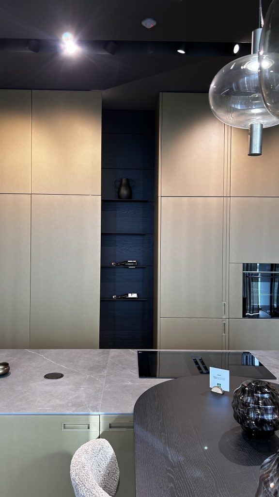 Découvrez une cuisine au design épuré et contemporain, où l'élégance se mêle à une fonctionnalité pensée pour votre quotidien. Les finitions haut de gamme, créent un espace à la fois accueillant et sophistiqué. L'îlot central spacieux et l'agencement optimisé des rangements ouverts et fermés invitent à la convivialité et à la créativité culinaire. Chaque détail est conçu pour sublimer votre intérieur et offrir une expérience unique.