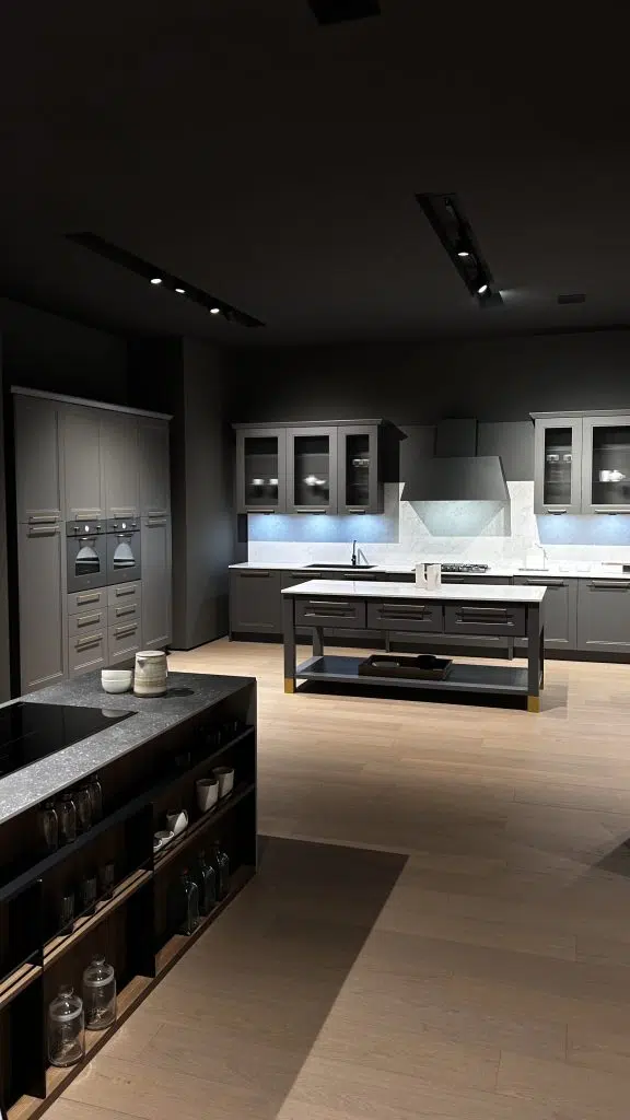 Plongez dans l'univers raffiné de nos partenaires italiens avec cette image capturée dans leur showroom. Cette cuisine incarne une élégance intemporelle, mariant des nuances de gris subtiles à des plans de travail clairs et des touches de lumière discrètes. L'îlot central sur pieds, offrant un espace de préparation généreux, et les colonnes techniques parfaitement intégrées, démontrent une conception pensée pour la fluidité et la praticité au quotidien. Chez Bodezign, nous nous inspirons de ces savoir-faire pour créer des cuisines qui allient esthétique durable et fonctionnalité irréprochable pour votre intérieur.